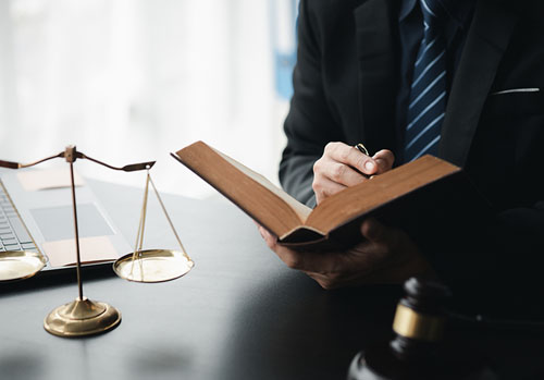 Lawyers read legal books defend their clients' cases, the lawyer concept assumes that the defendant defends the client in order to win the case or gain the greatest benefit in accordance with the law.